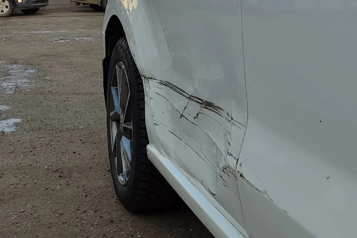 Помятые после ДТП двери Volkswagen Polo седан
