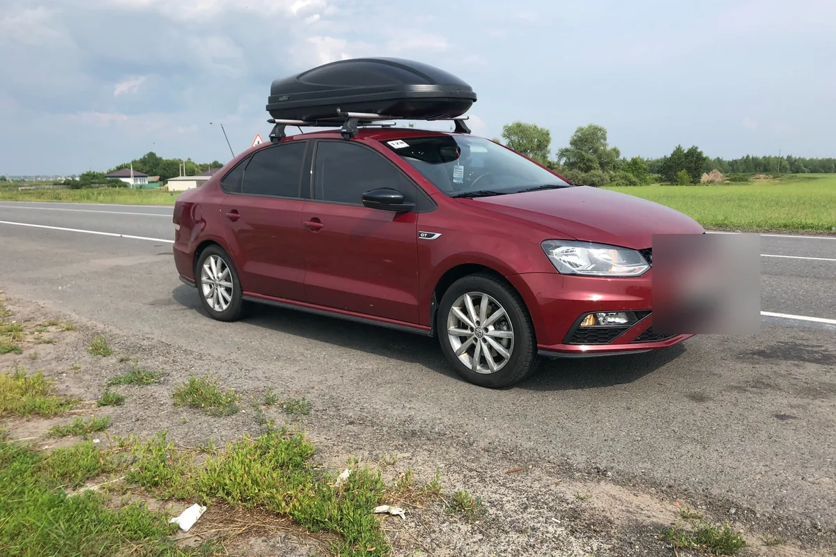Volkswagen Polo седан GT с мотором 1.4 TSI на трассе