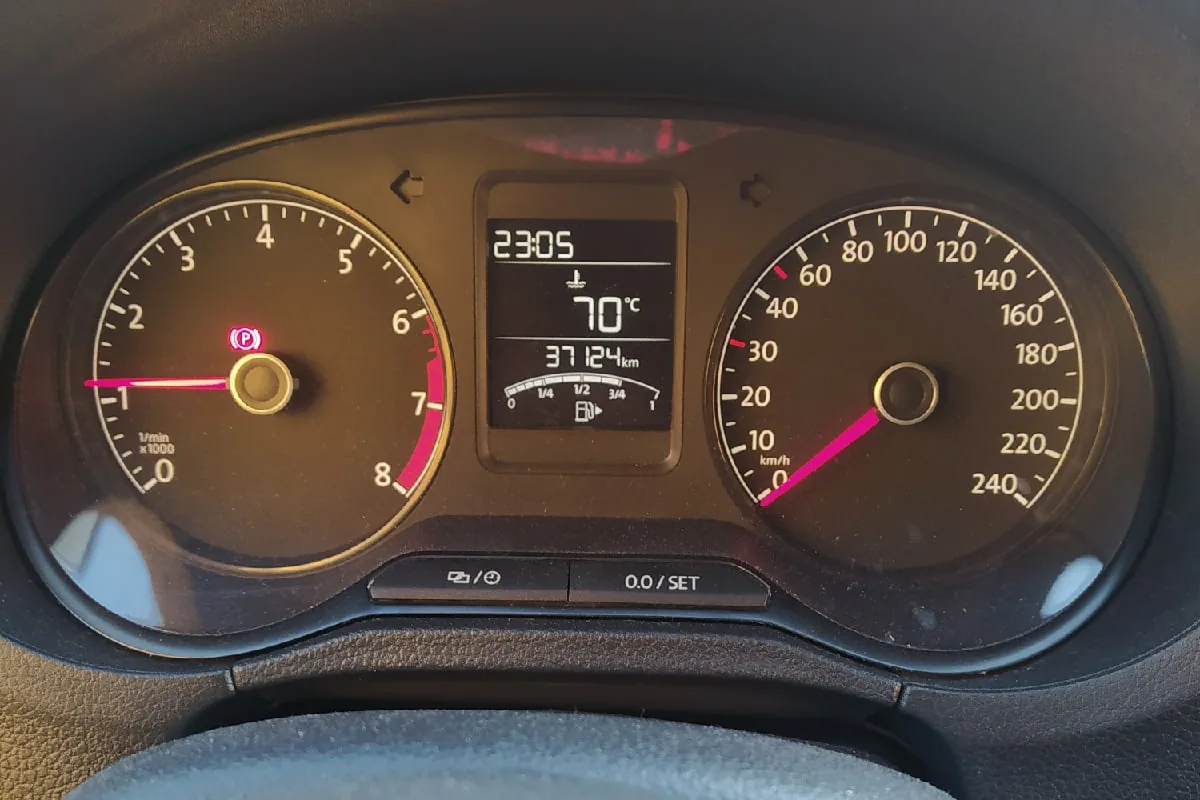 Приборная панель Volkswagen Polo 2018 года с мотором 90 л. с. на прогреве