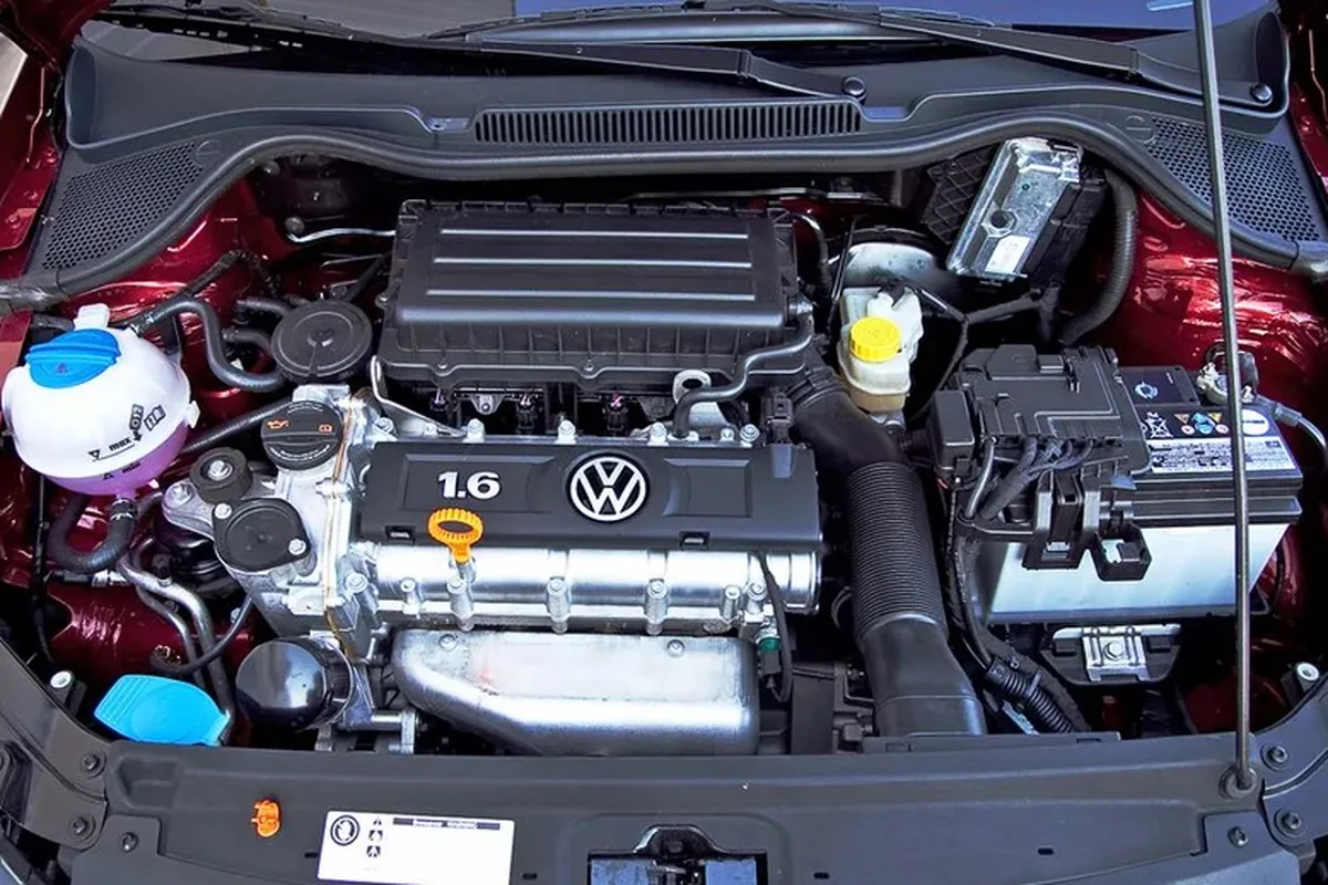 Подкапотное пространство Volkswagen Polo седан с мотором 1.6
