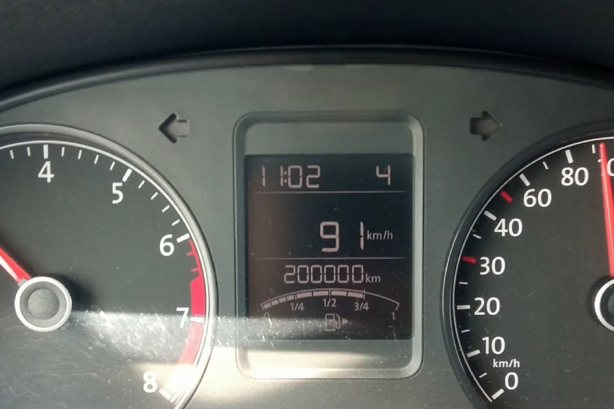 Одометр Volkswagen Polo седан 2017 года с CWVA: 200 000 км