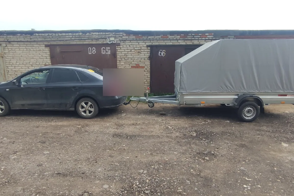 Volkswagen Polo седан с прицепом под тентом