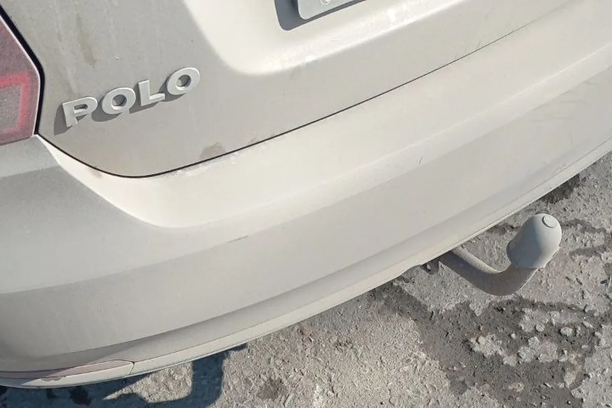 Фаркоп под задним бампером Volkswagen Polo седан