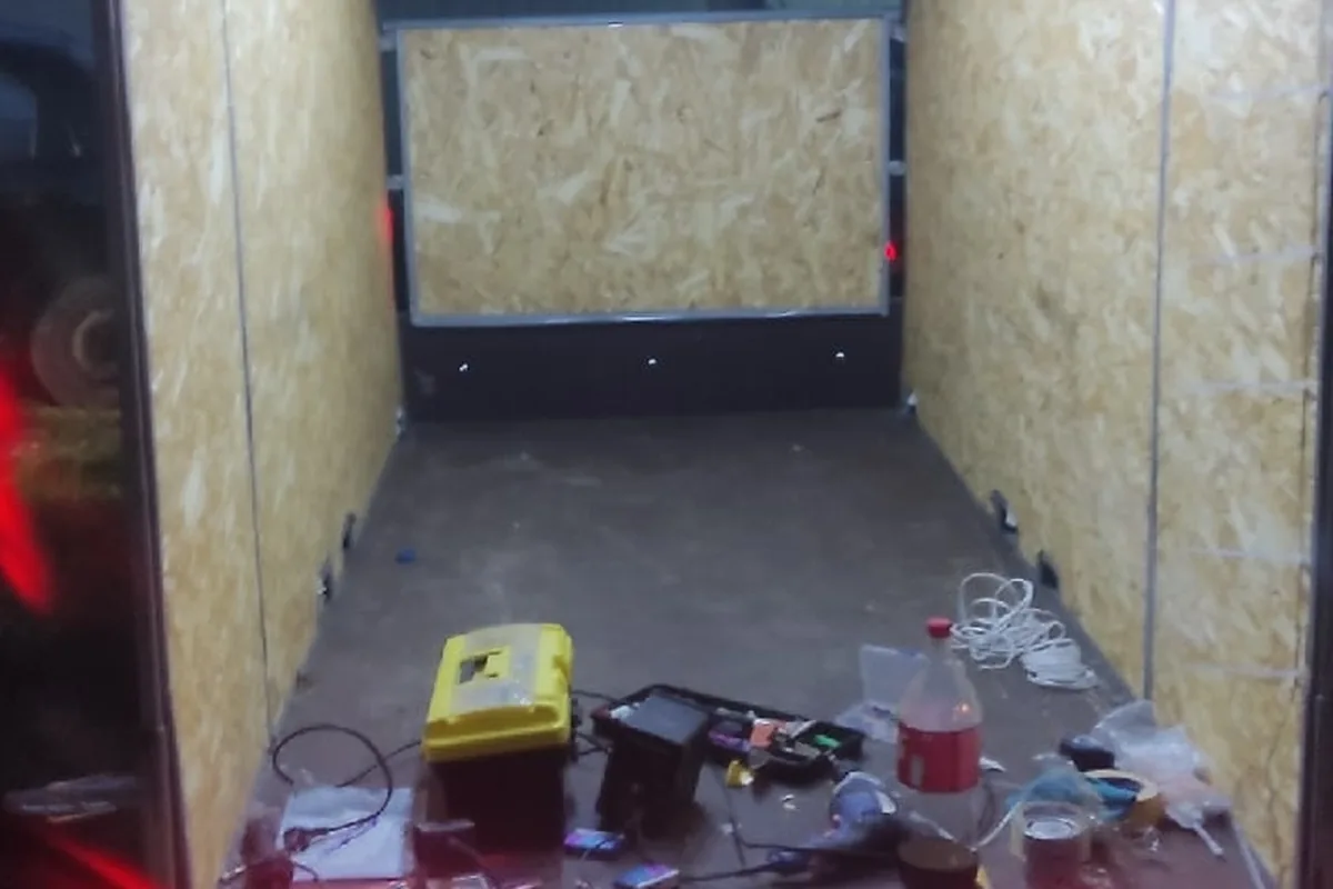 Высокий прицеп с подсветкой изнутри