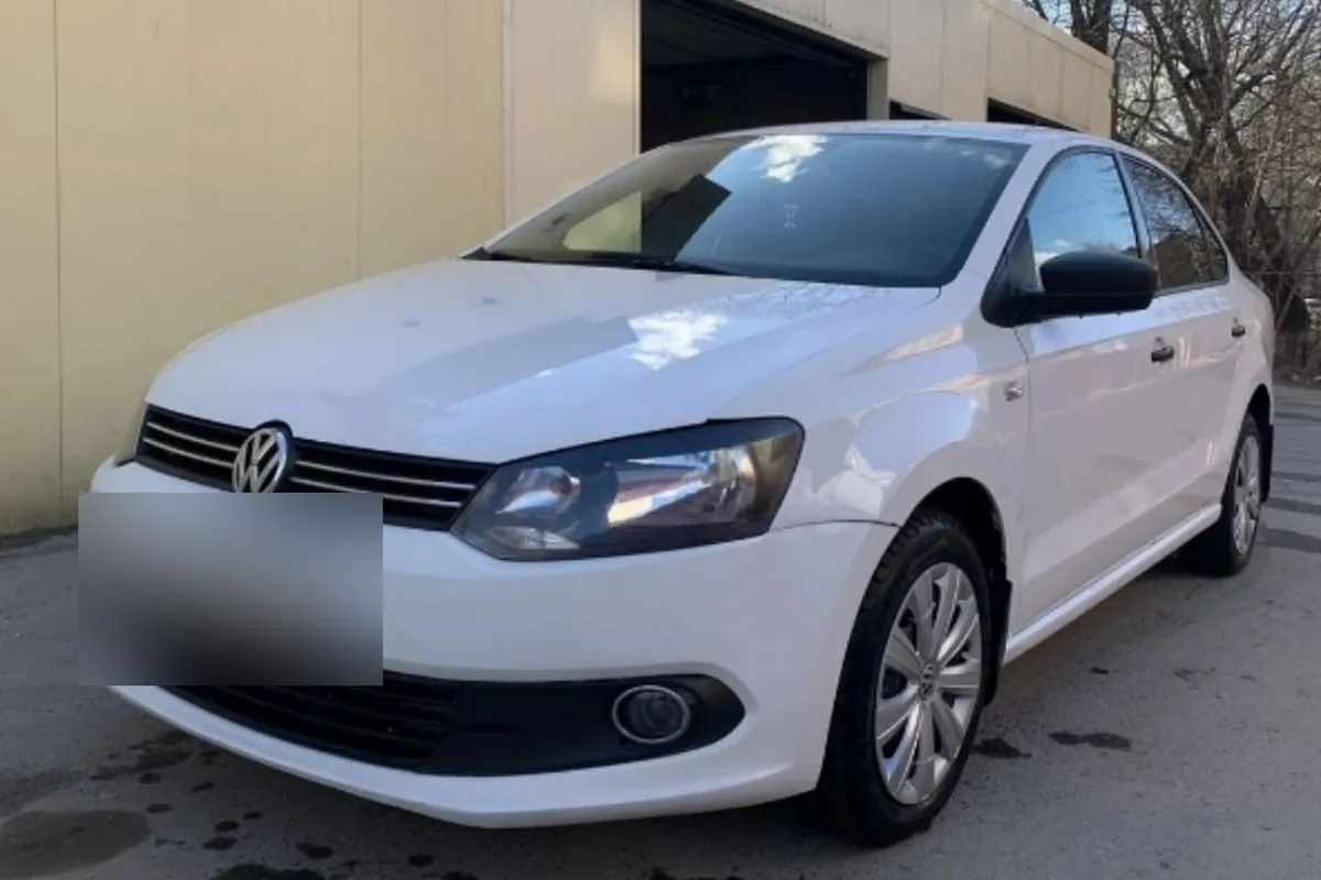 Volkswagen Polo седан 2013 года с дорестайлинговыми фарами