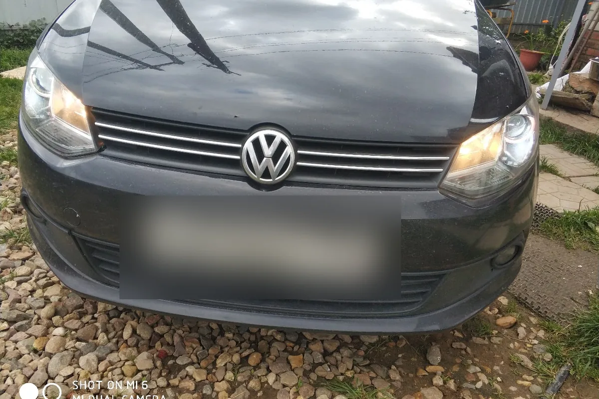 Дорестайлинговый Volkswagen Polo седан после замены оптики