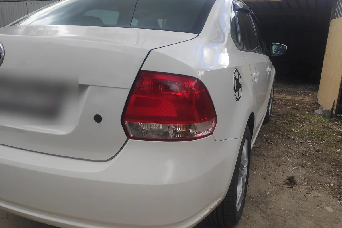 Задний фонарь Volkswagen Polo седан под бронеплёнкой