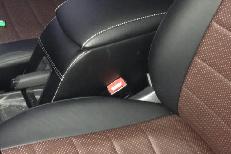 Подлокотник между передними сиденьями Volkswagen Polo седан