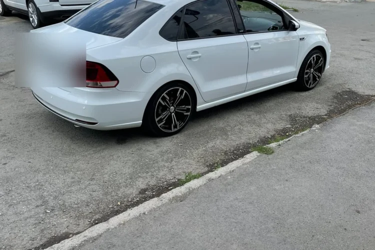 Белый Volkswagen Polo седан 2017 года с пробегом 126 тыс. км