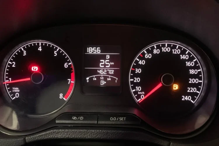 Приборка Volkswagen Polo седан с данными бортового компьютера