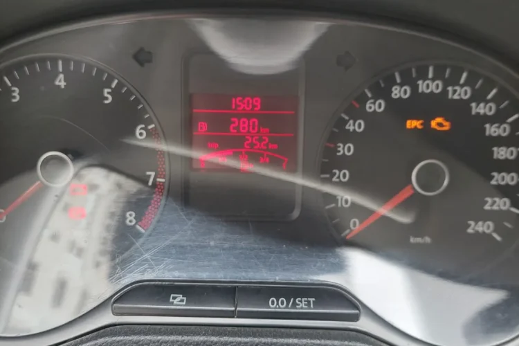 Запас хода 280 км на приборке Volkswagen Polo седан