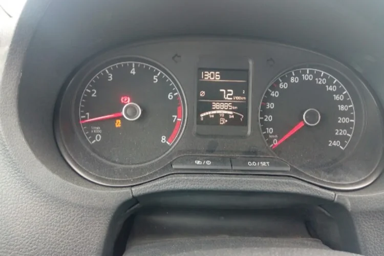 Дисплей бортового компьютера Volkswagen Polo со средним расходом