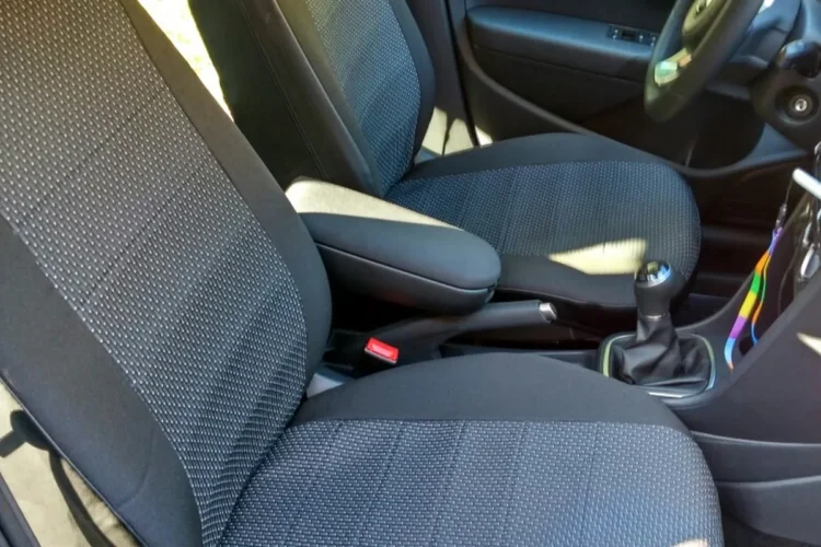 Передние сиденья Volkswagen Polo в чехлах с тканевыми вставками
