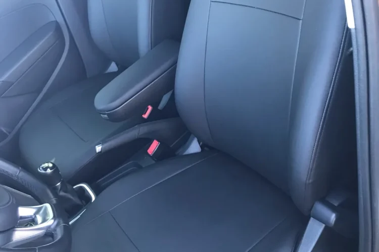 Передние сиденья Volkswagen Polo в чехлах индивидуального пошива