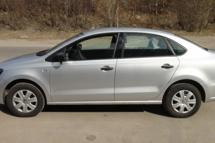 Volkswagen Polo седан 2011 года на штатной штамповке R14 с колпаками