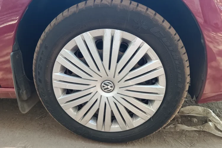 Колесо 185/60 R15 с колпаком на Volkswagen Polo седан рестайлинг
