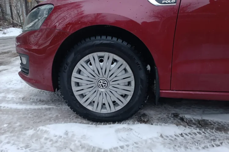 Переднее колесо 185/65 R15 на штамповке Volkswagen Polo седан