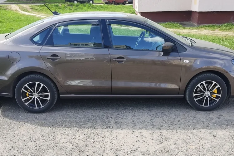 Volkswagen Polo седан на литых дисках R15 сбоку