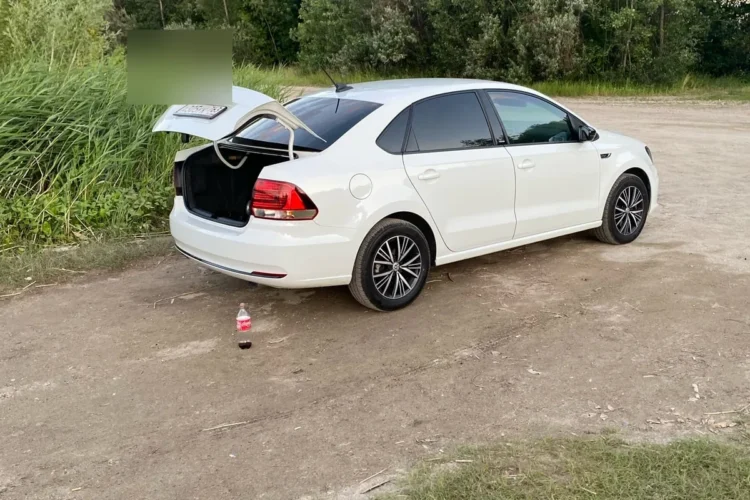 Белый Volkswagen Polo седан рестайлинг на литье R15
