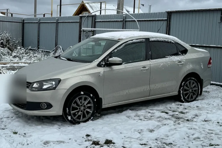 Volkswagen Polo седан на литых дисках R15 зимой
