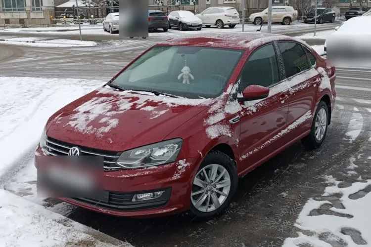 Красный Volkswagen Polo седан рестайлинг на литье R15