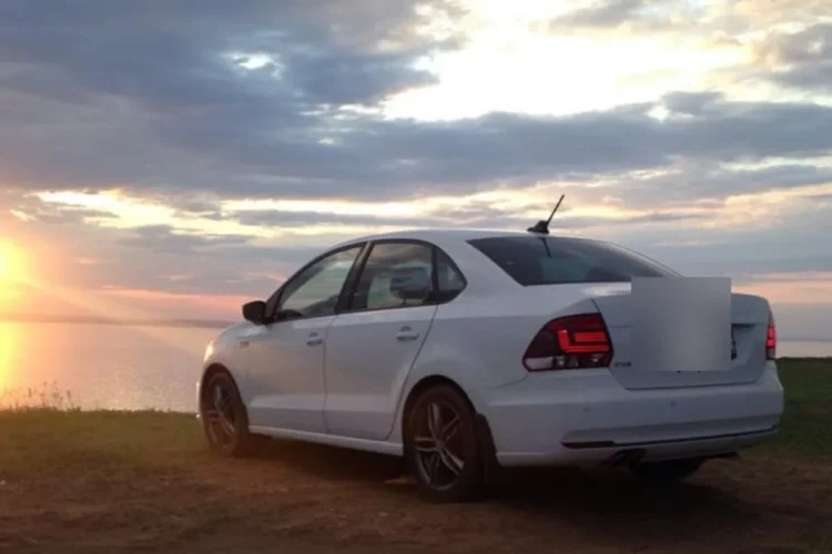 Белый Volkswagen Polo седан рестайлинг на литье R16 сзади