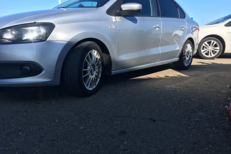 Серебристый Volkswagen Polo седан на литых дисках R16