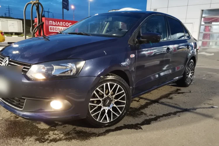 Volkswagen Polo седан 2011 года на нештатных дисках R16