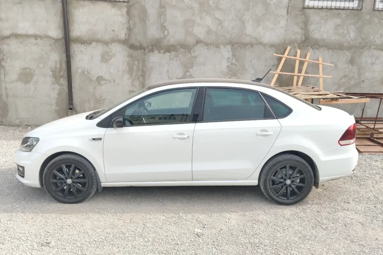 Volkswagen Polo седан Football Edition на чёрных дисках R16