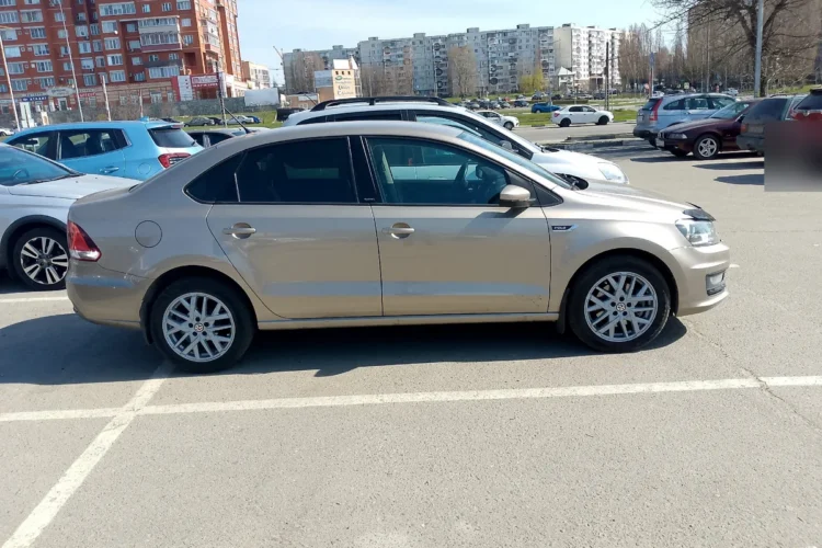 Бежевый Volkswagen Polo седан рестайлинг на литье R16
