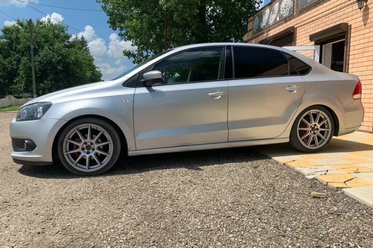 Серебристый Volkswagen Polo седан на литых дисках R17