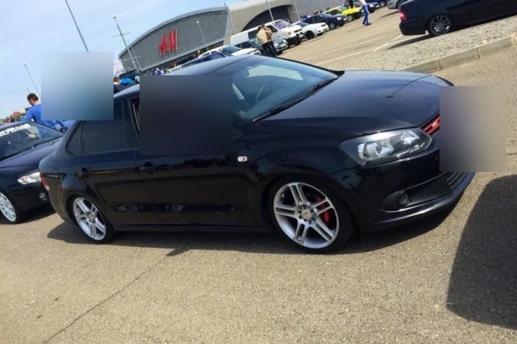Чёрный Volkswagen Polo седан на дисках R17 с занижением