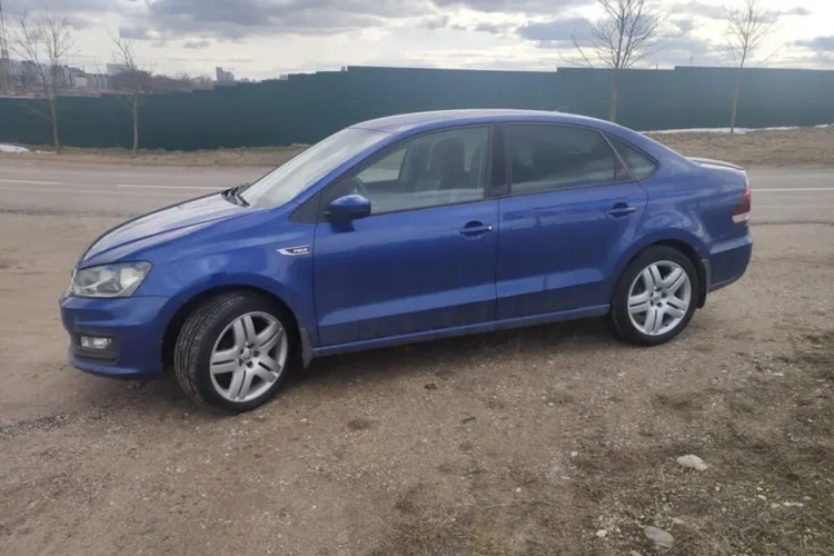 Синий Volkswagen Polo седан рестайлинг на дисках R17