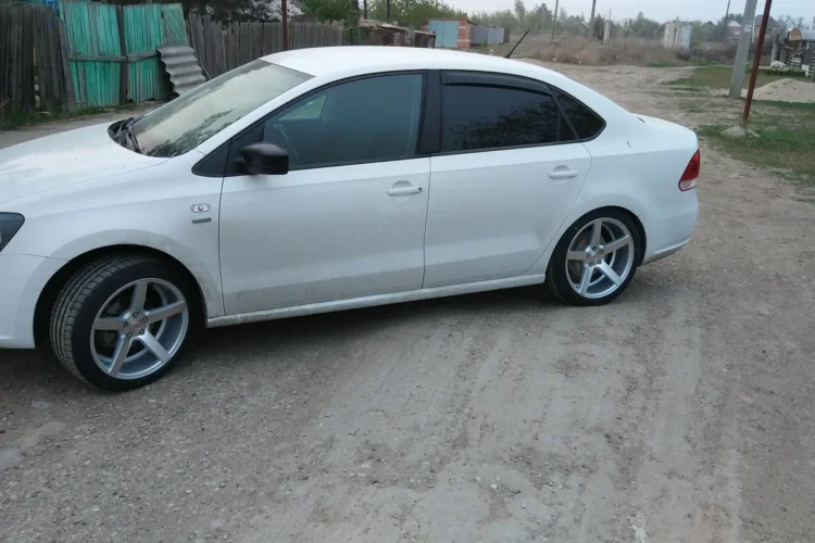 Белый Volkswagen Polo седан на дисках R17 с занижением