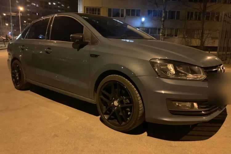 Серый Volkswagen Polo седан рестайлинг на чёрных дисках R17