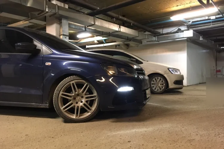 Синий Volkswagen Polo седан на литых дисках R17