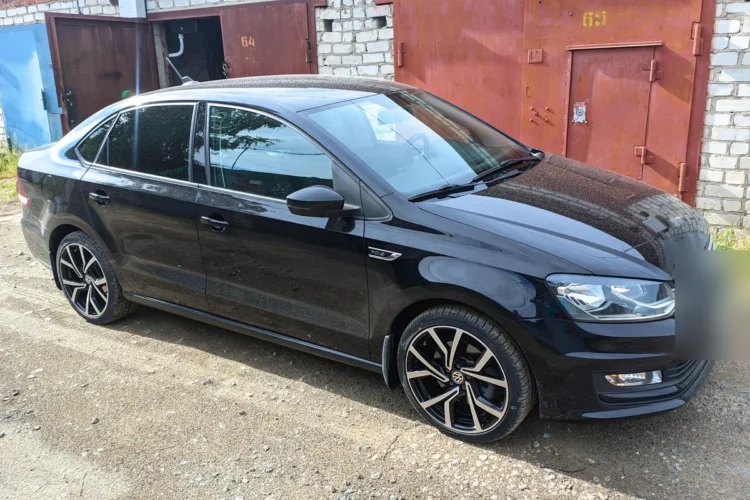 Volkswagen Polo седан с мотором 1.4 на 17-дюймовых дисках