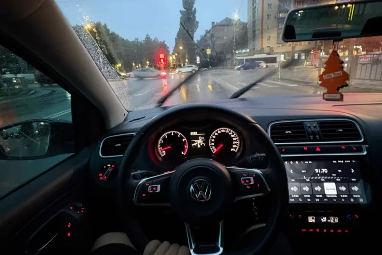 Салон Volkswagen Polo с мотором 1.4 TSI 125 л. с.