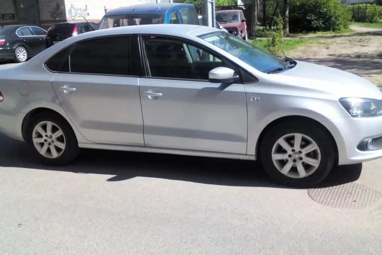 Серебристый Volkswagen Polo седан 2013 года 105 л. с.