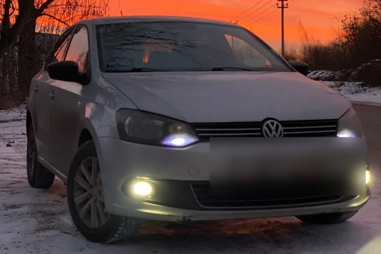 Volkswagen Polo седан с CFNA на закате