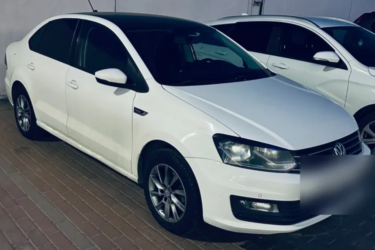 Белый Volkswagen Polo седан 2018 года с мотором 110 л. с.