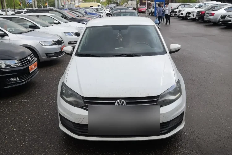 Белый Volkswagen Polo седан 2016 года 110 л. с.