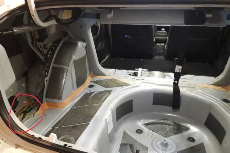 Багажник Volkswagen Polo седан без обивки, отмечено место протечки