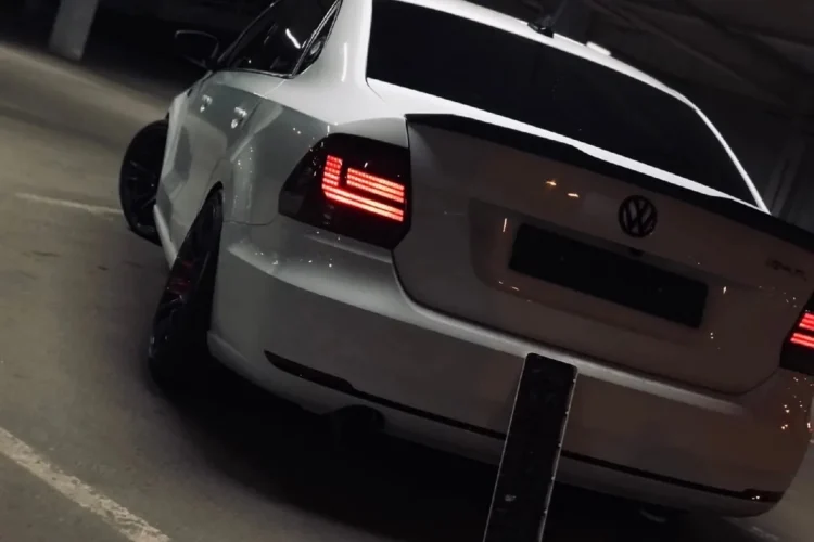 Volkswagen Polo седан с тюнингованными задними фонарями