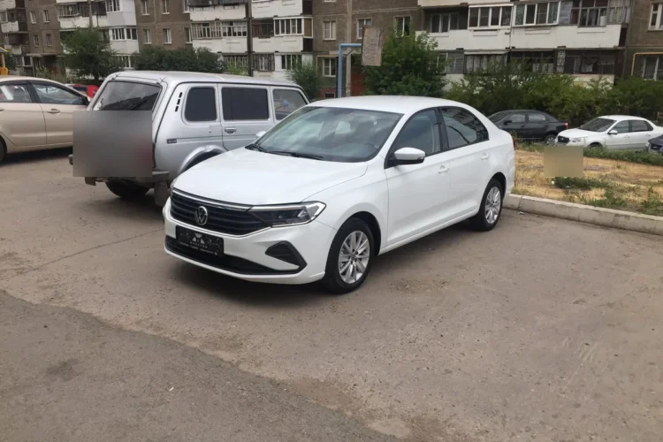 Белый Volkswagen Polo лифтбек на заводских литых дисках