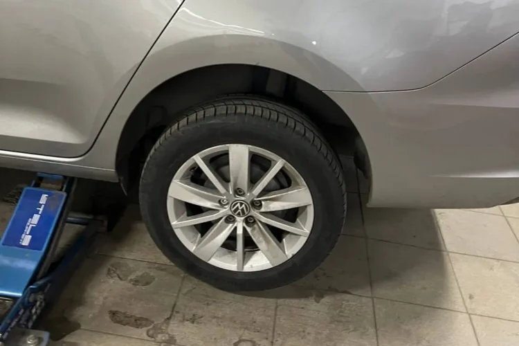 Заднее колесо 205/65 R15 на литье Volkswagen Polo лифтбек
