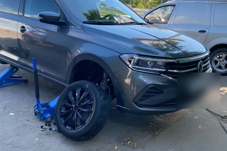 Volkswagen Polo лифтбек на домкрате при сезонной смене колёс