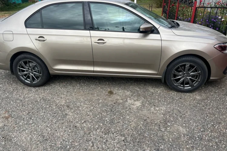 Бежевый Volkswagen Polo лифтбек на тёмных литых дисках R16