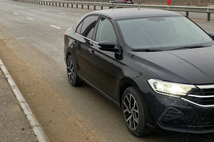 Чёрный Volkswagen Polo лифтбек на литых дисках R16