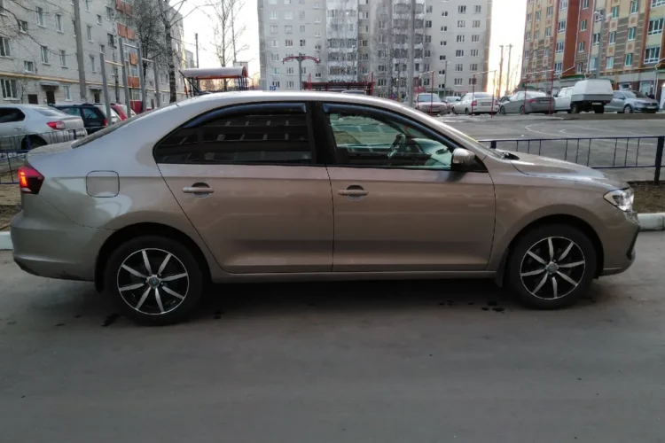 Бежевый Volkswagen Polo лифтбек на литье R16 сбоку